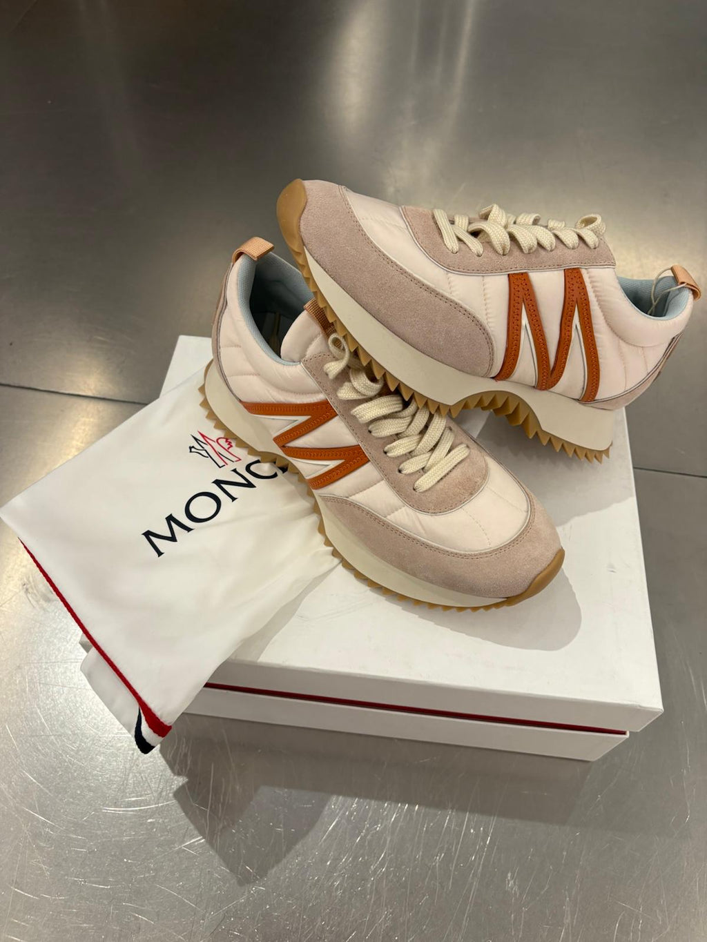 Moncler Pacey Sneaker – Cream/Orange